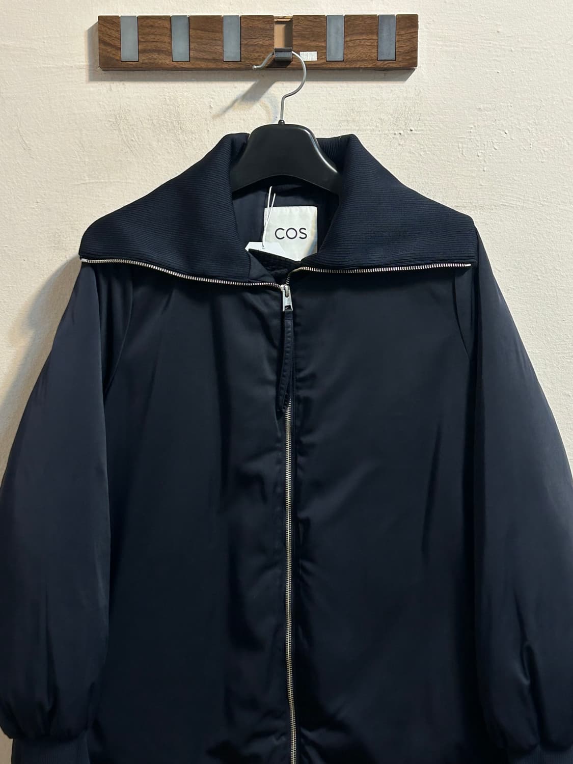 코스 퍼프 슬리브 하이넥 패딩 상품이미지2