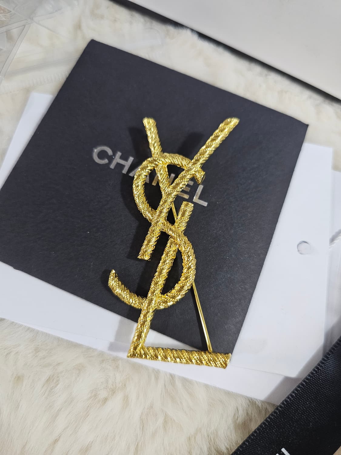 입생로랑 골드 업사이클링 브로치 상품이미지1