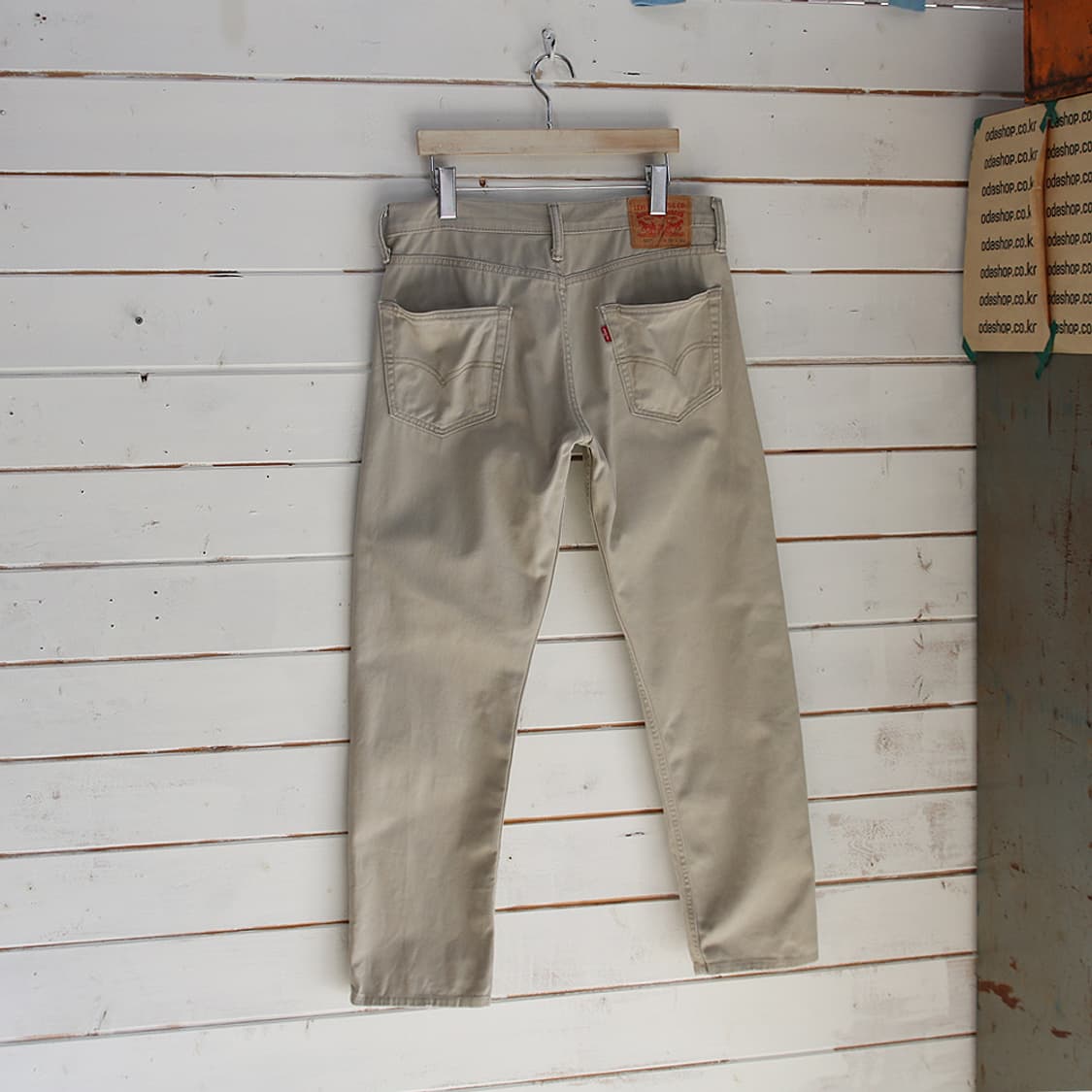 (착용컷) 리바이스 502 베이지 진 (남성용 32) 상품이미지2