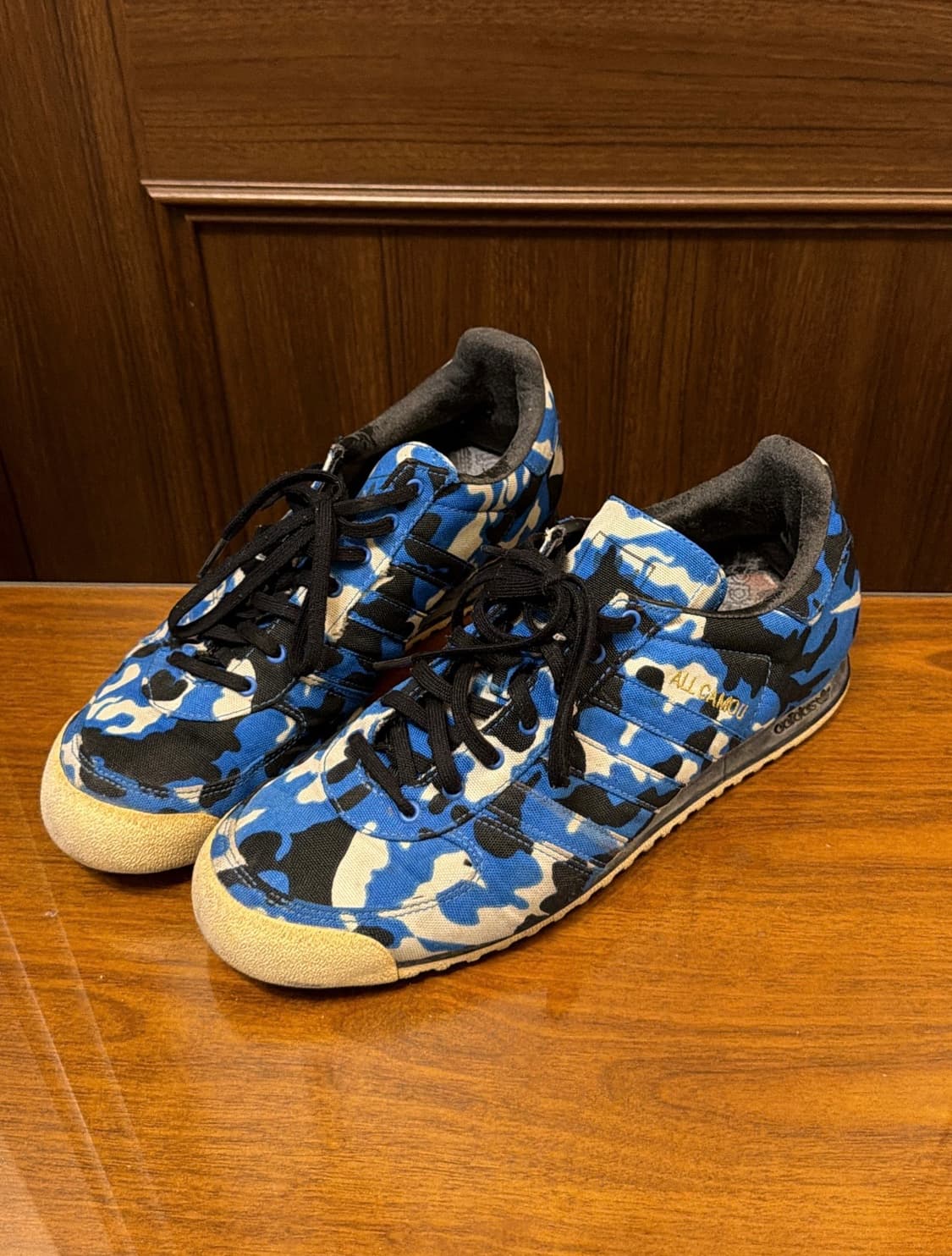 아디다스 블루 카모 스니커즈 상품이미지1