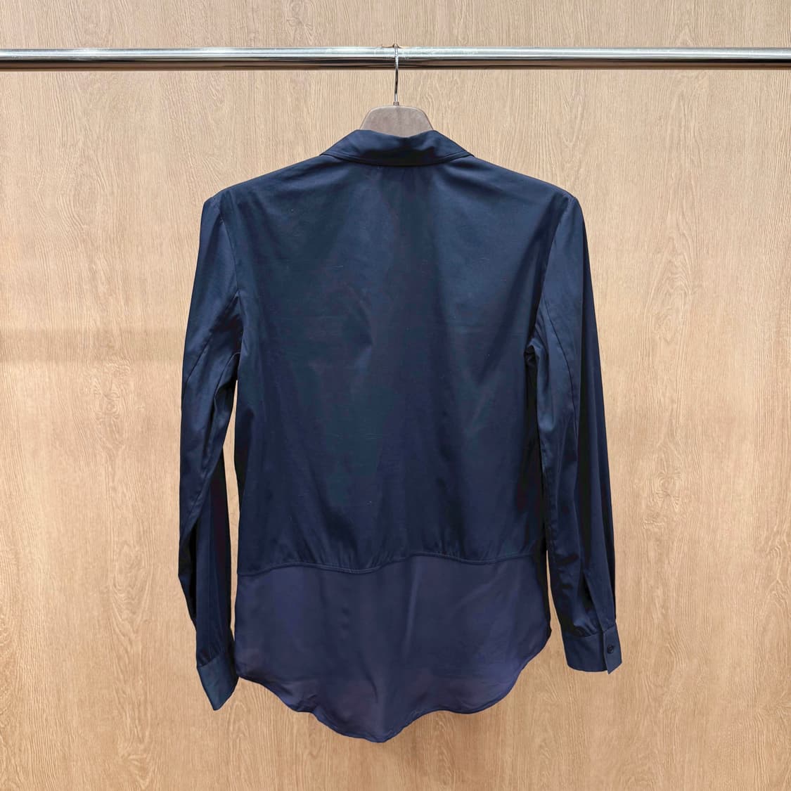 띠어리 배색 실크 믹스 셔츠 블라우스 히든 버튼 디테일 블랙 상품이미지3