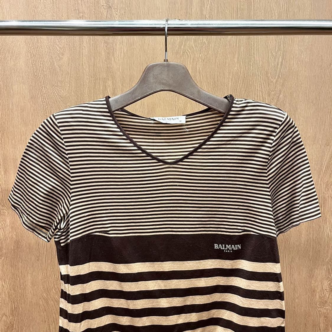 발망 코튼 크롭 반팔 티셔츠 스트라이프 패턴 숄더 패드 디테일 브라운 상품이미지4