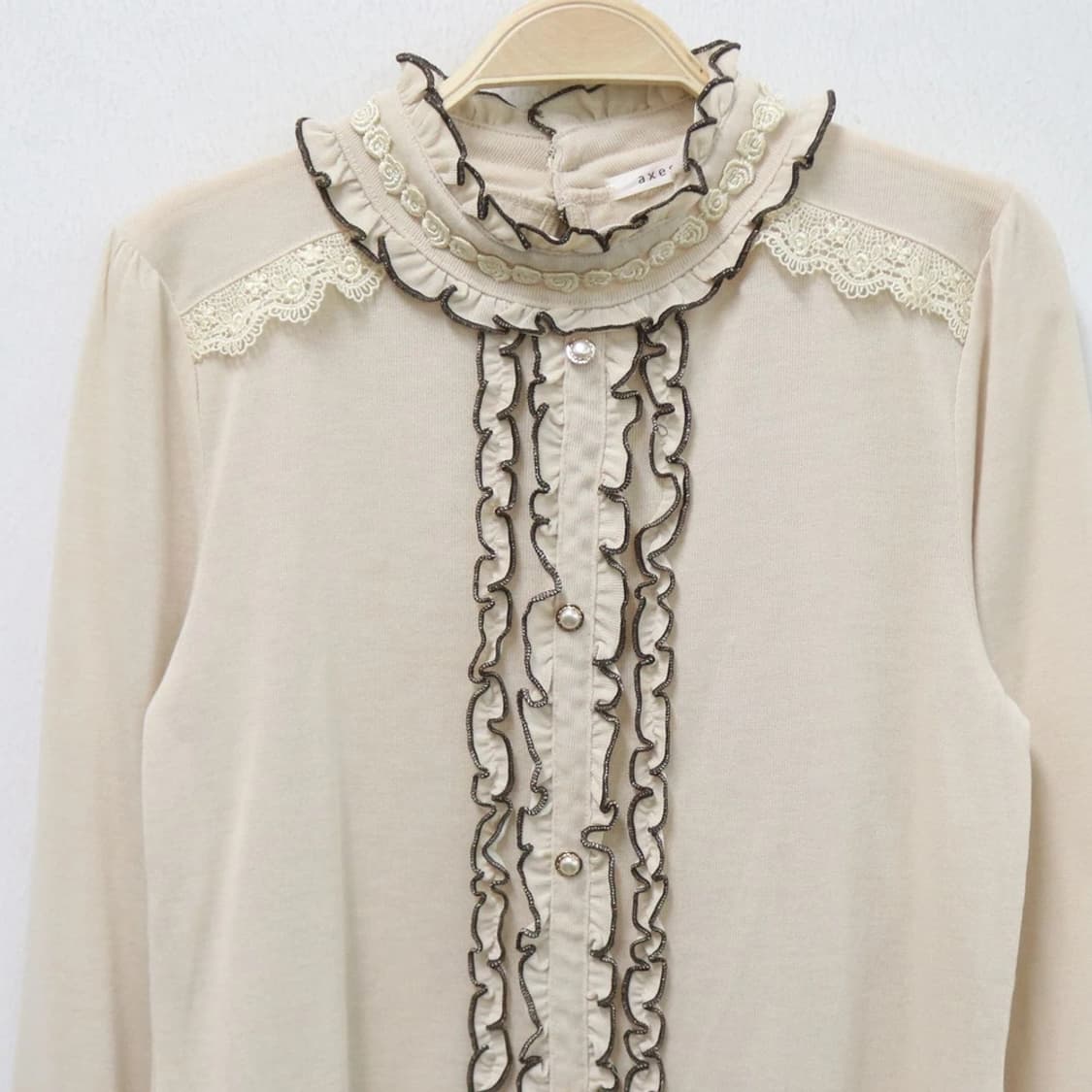 엑시즈팜  프릴 레이스 오네갸루 블라우스 63703 상품이미지3