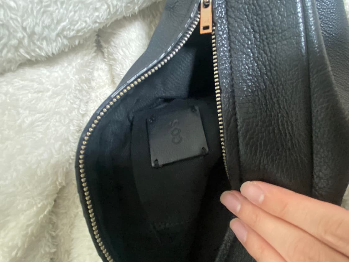 cos 레더 크로스 바디백 상품이미지4