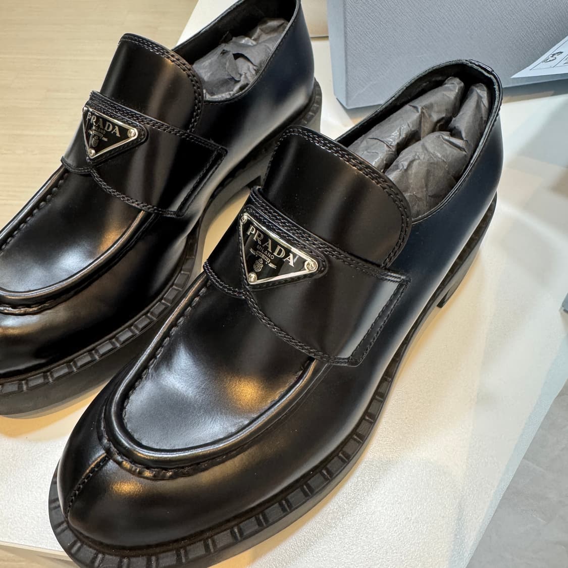 프라다 초콜릿 브러시드 레더 로퍼 블랙 37.5 상품이미지3
