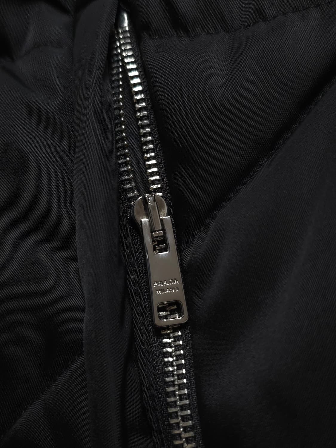 [XL] 프라다 리나일론 퀄팅 패딩 블랙(SGB803) 상품이미지4