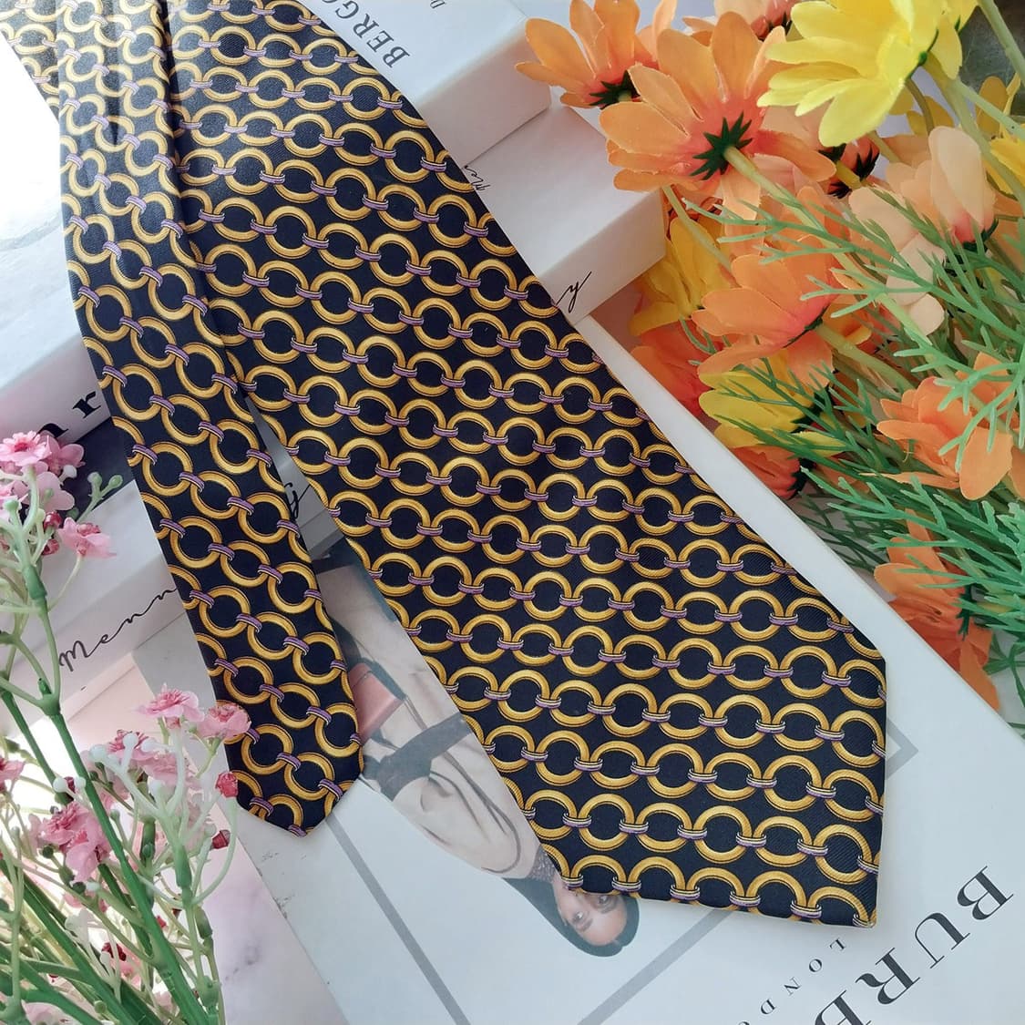 버버리 실크 골드&블랙 패턴 넥타이 9.7cm A+등급 K1391
 상품이미지3