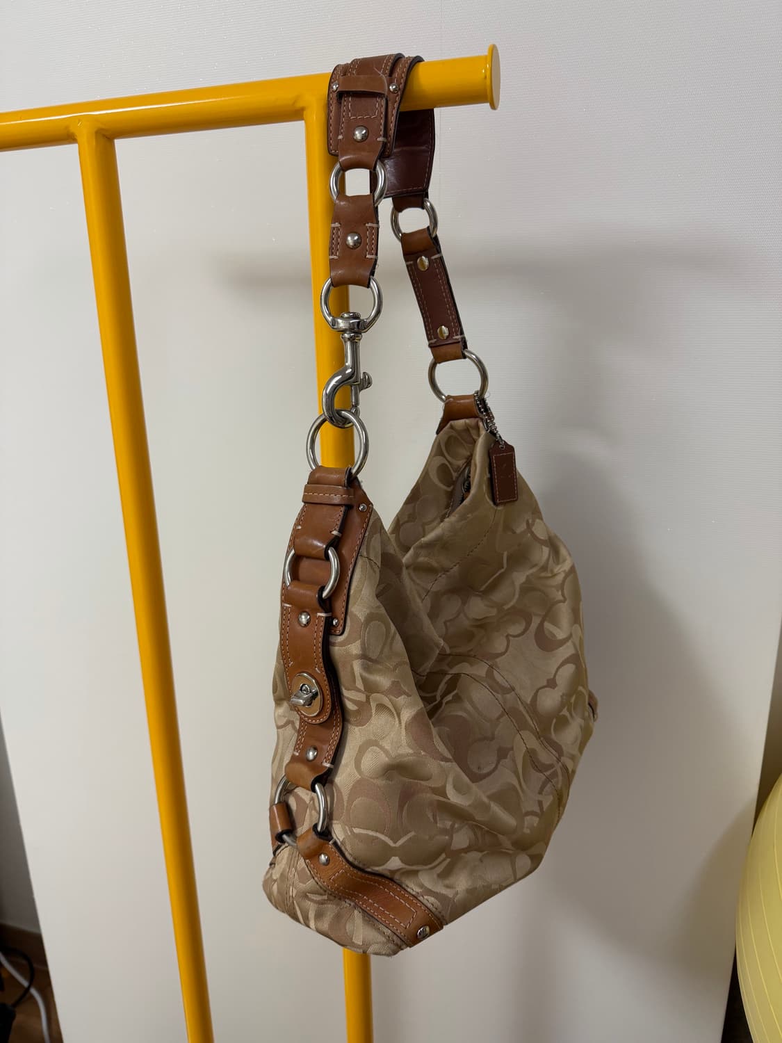 코치 시그니처 숄더백 베이지 호보백 상품이미지1