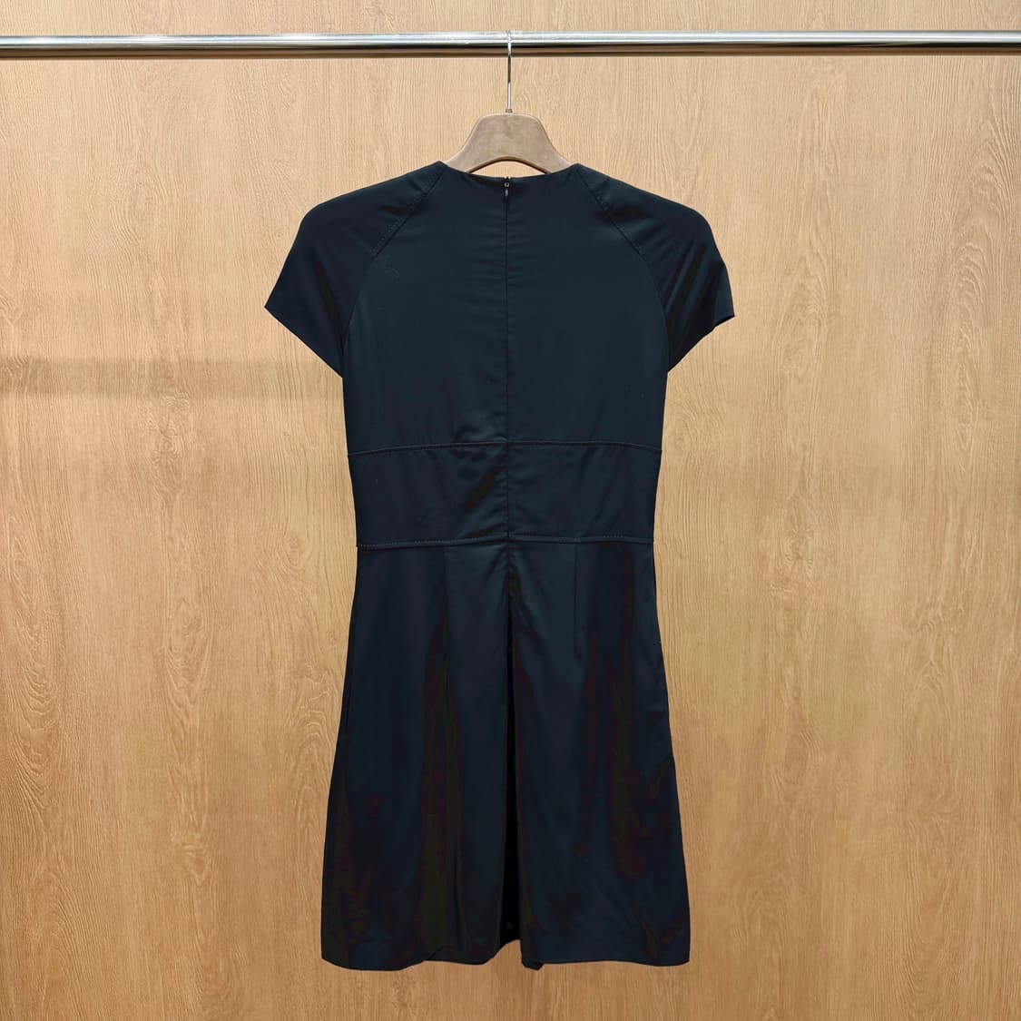 모스키노 칩앤시크 울 드레이프 원피스 패널 절개 중앙 매듭 디테일 블랙 상품이미지3