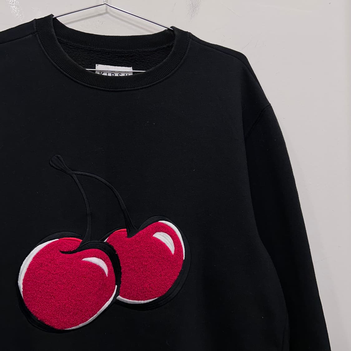 키르시 체리 플리스로고 오버핏 기모 맨투맨 상품이미지1