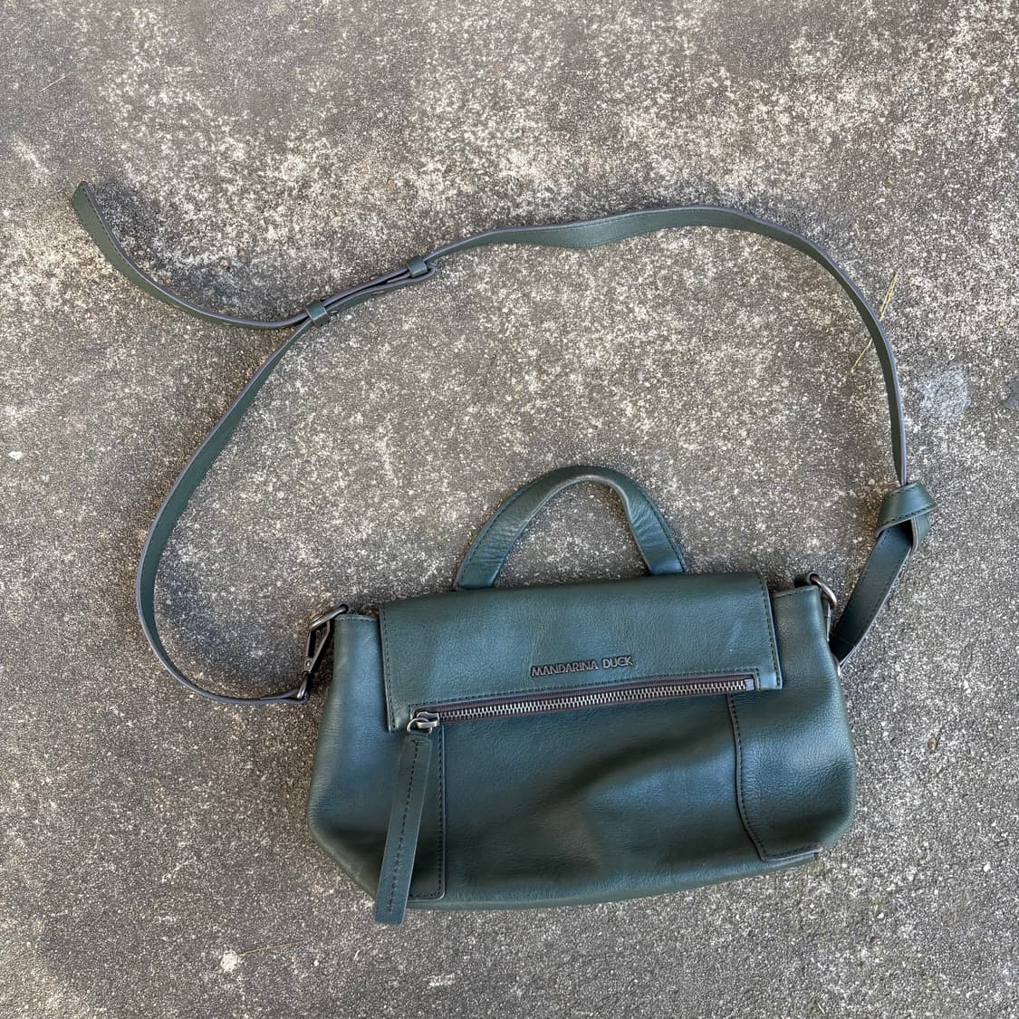 만다리나덕 집 어라운드 다크 그린 카프스킨 레더 백 상품이미지3