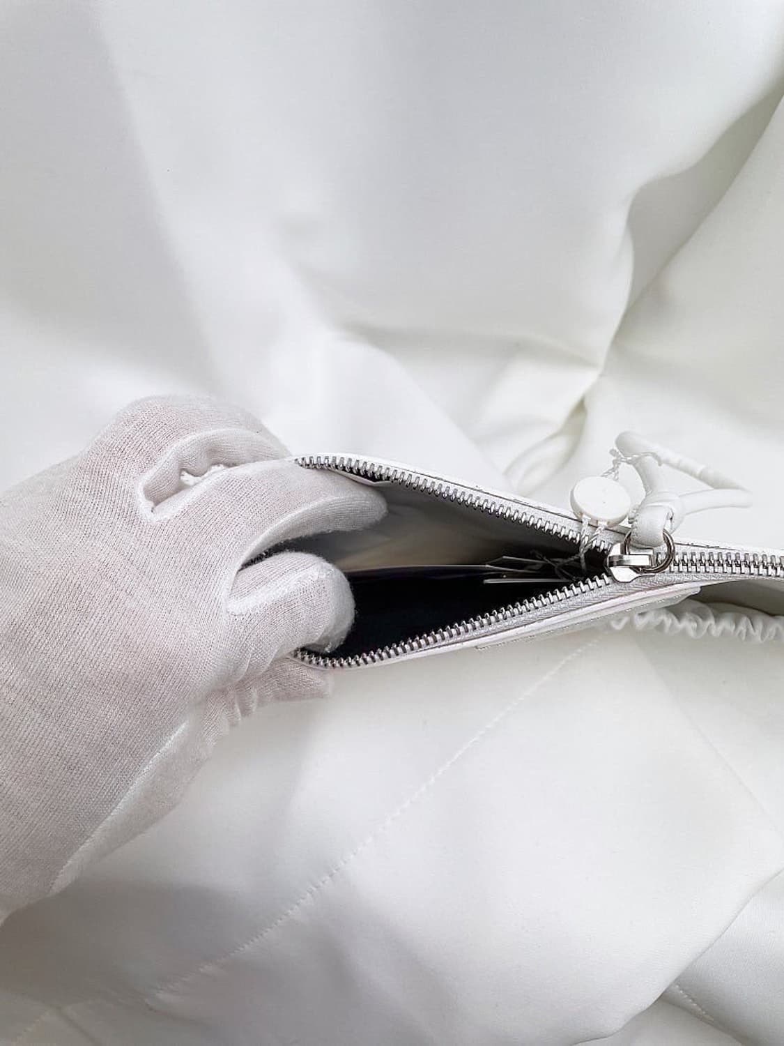 (정품/새상품) MM6 마르지엘라 여성 화이트 손목 스트랩 스퀘어 클러치 상품이미지3