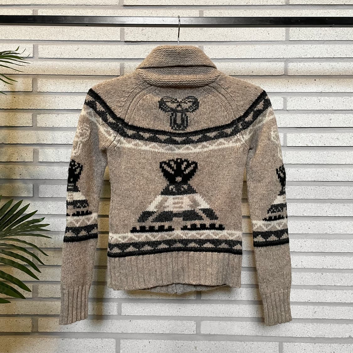 Aritzia TNA 코위찬 니트 집업 포니 그래픽 패턴 디테일 베이지 상품이미지3