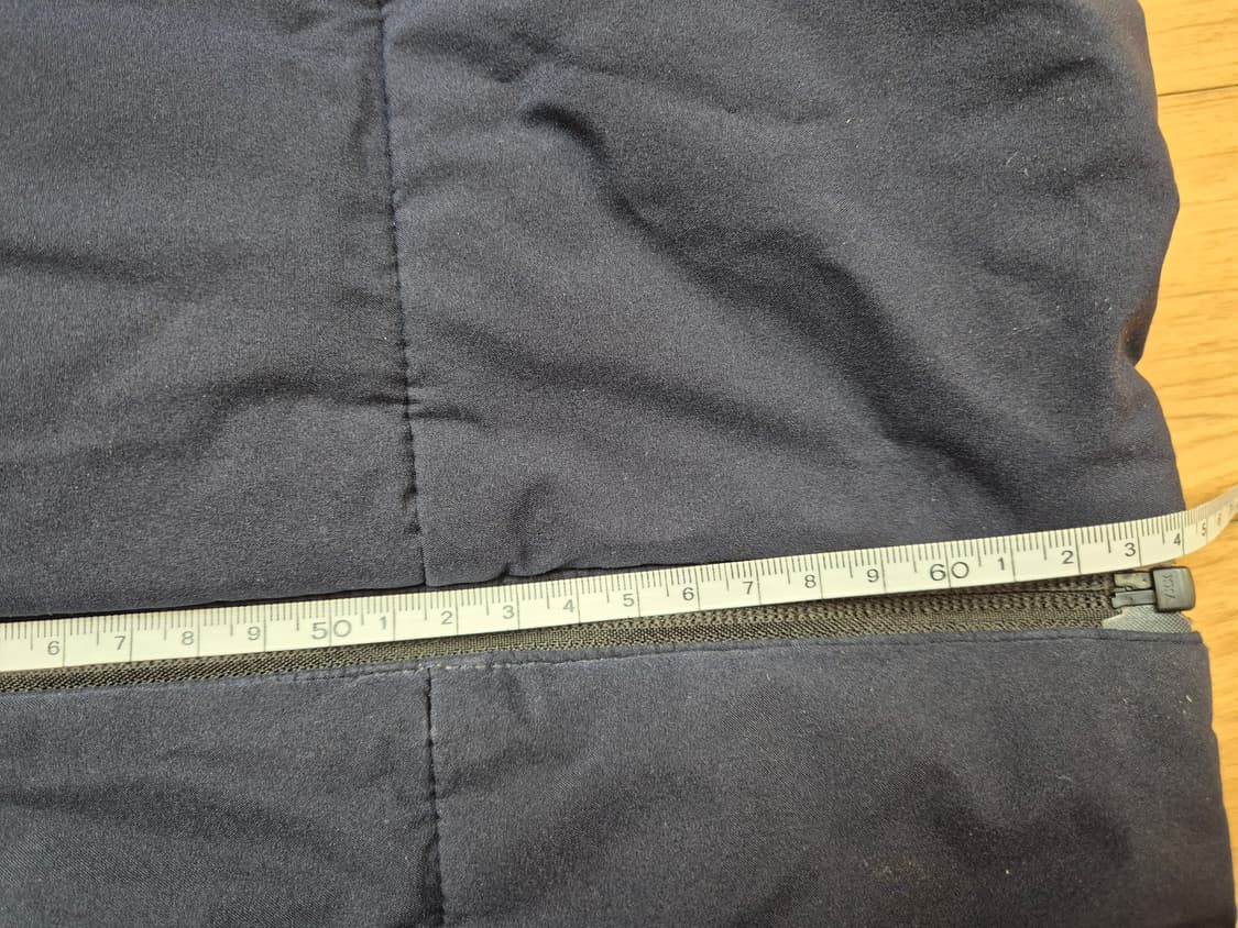 디스커버리 키즈 네이비 패딩 140사이즈입니다. 가슴둘레 73cm이고,  상품이미지3