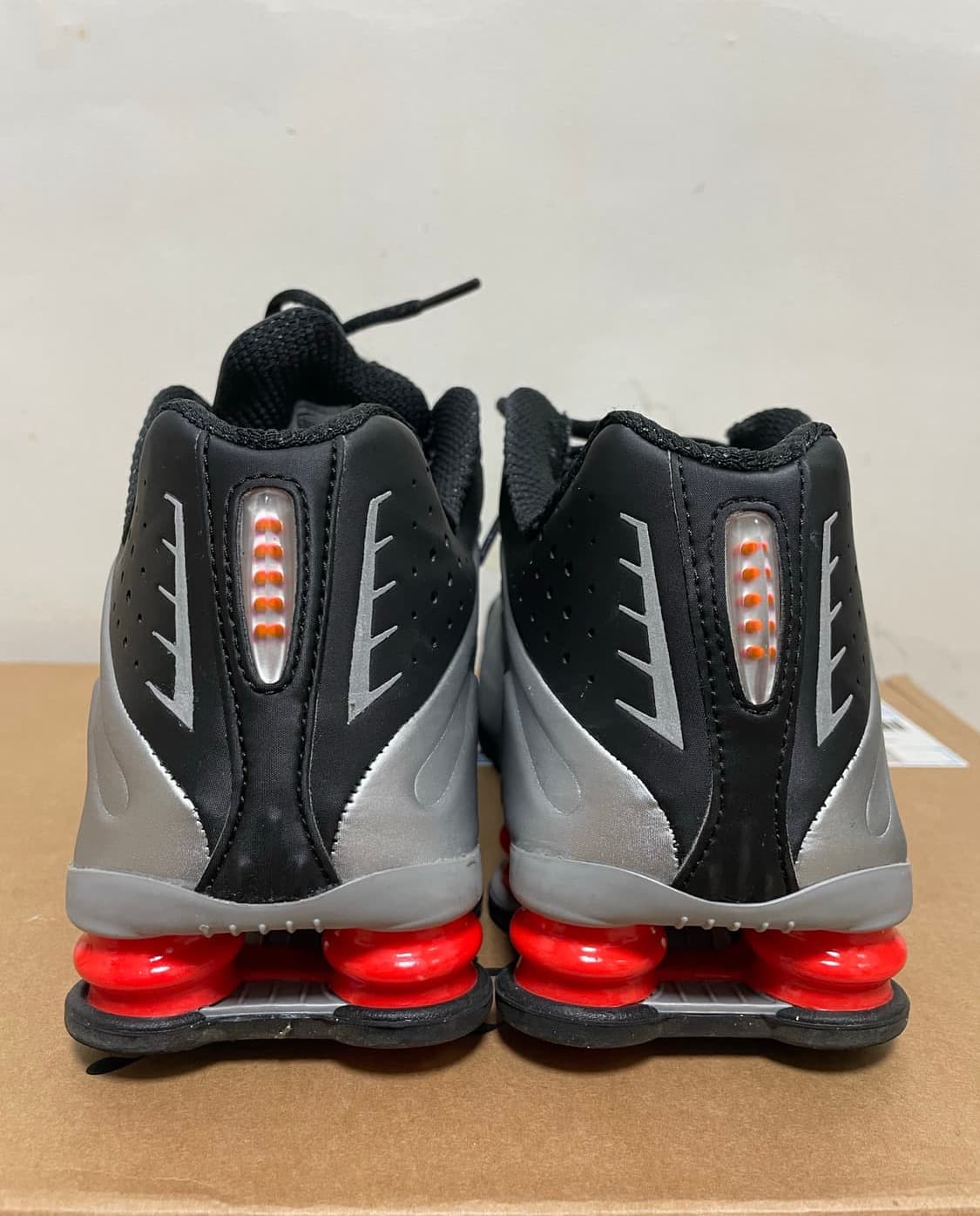 나이키 샥스 r4  블랙메탈릭실버/270 상품이미지2