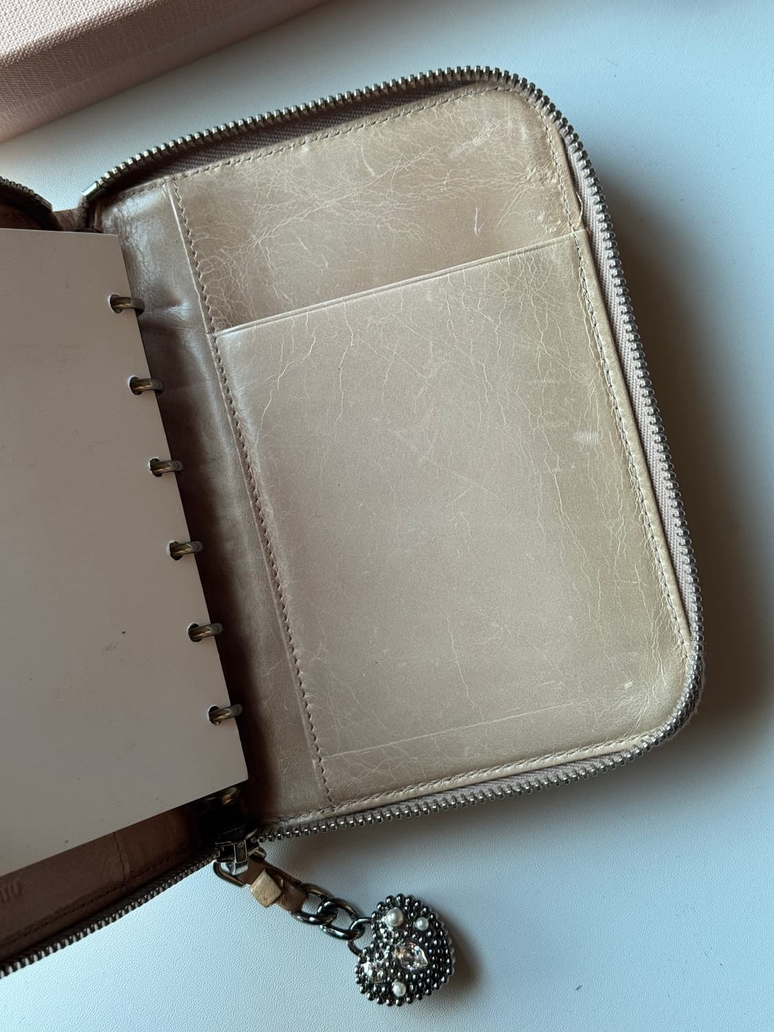 무료배송)MIUMIU 미우미우 A7 다이어리 커버 핑크베이지 상품이미지9