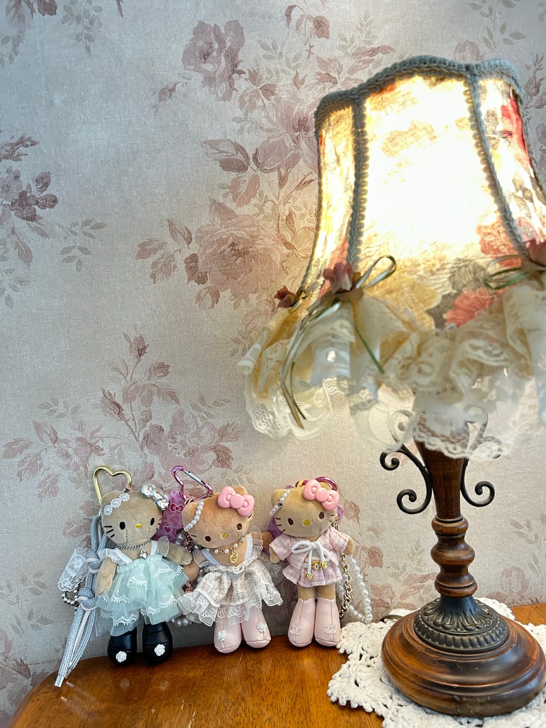 (8)롱다리키티 커스텀키링. -크림 레이어드 레이스 원피스 상품이미지2