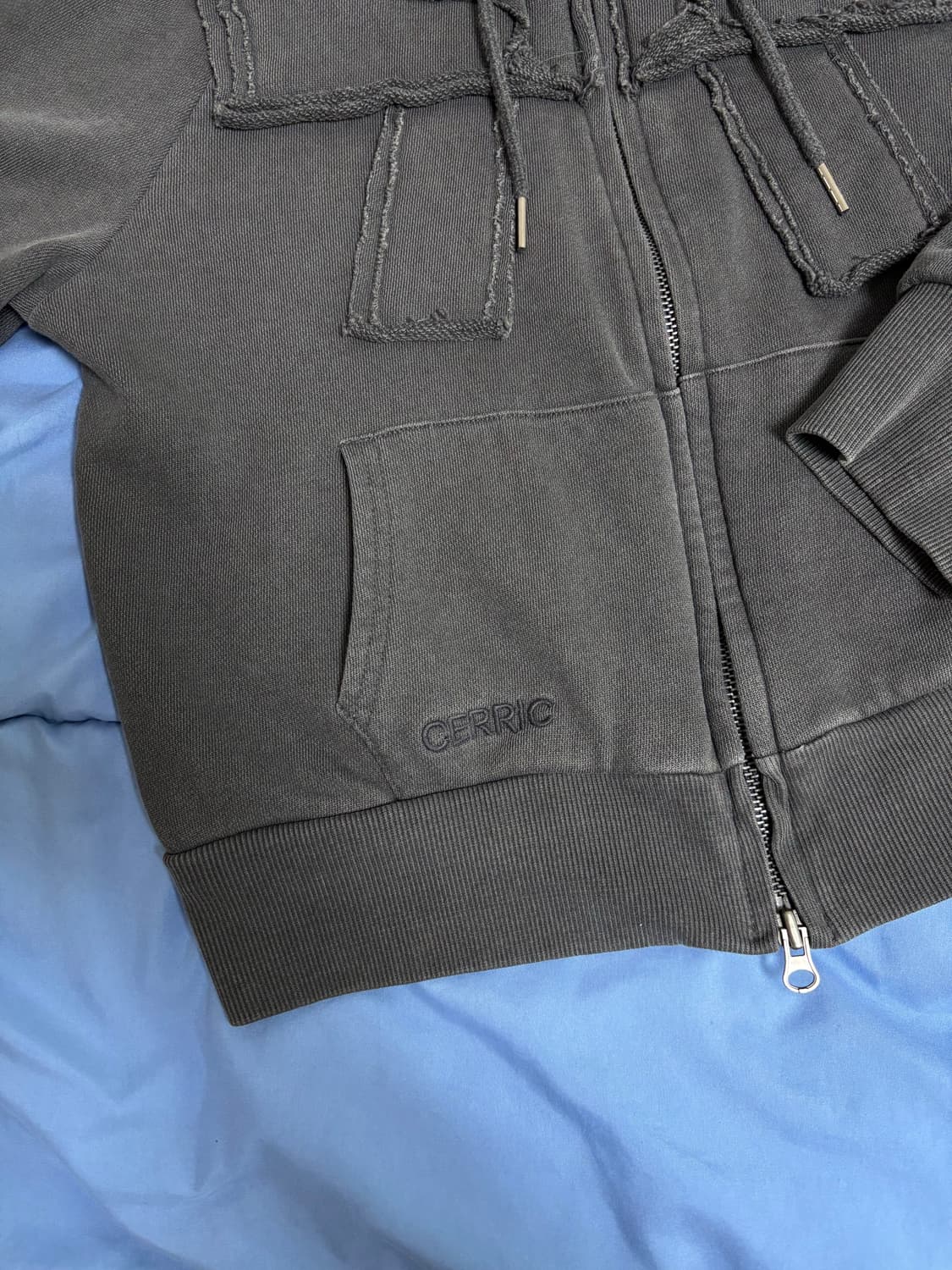 CERRIC 세릭 빅 리본 후드집업 차콜 상품이미지4