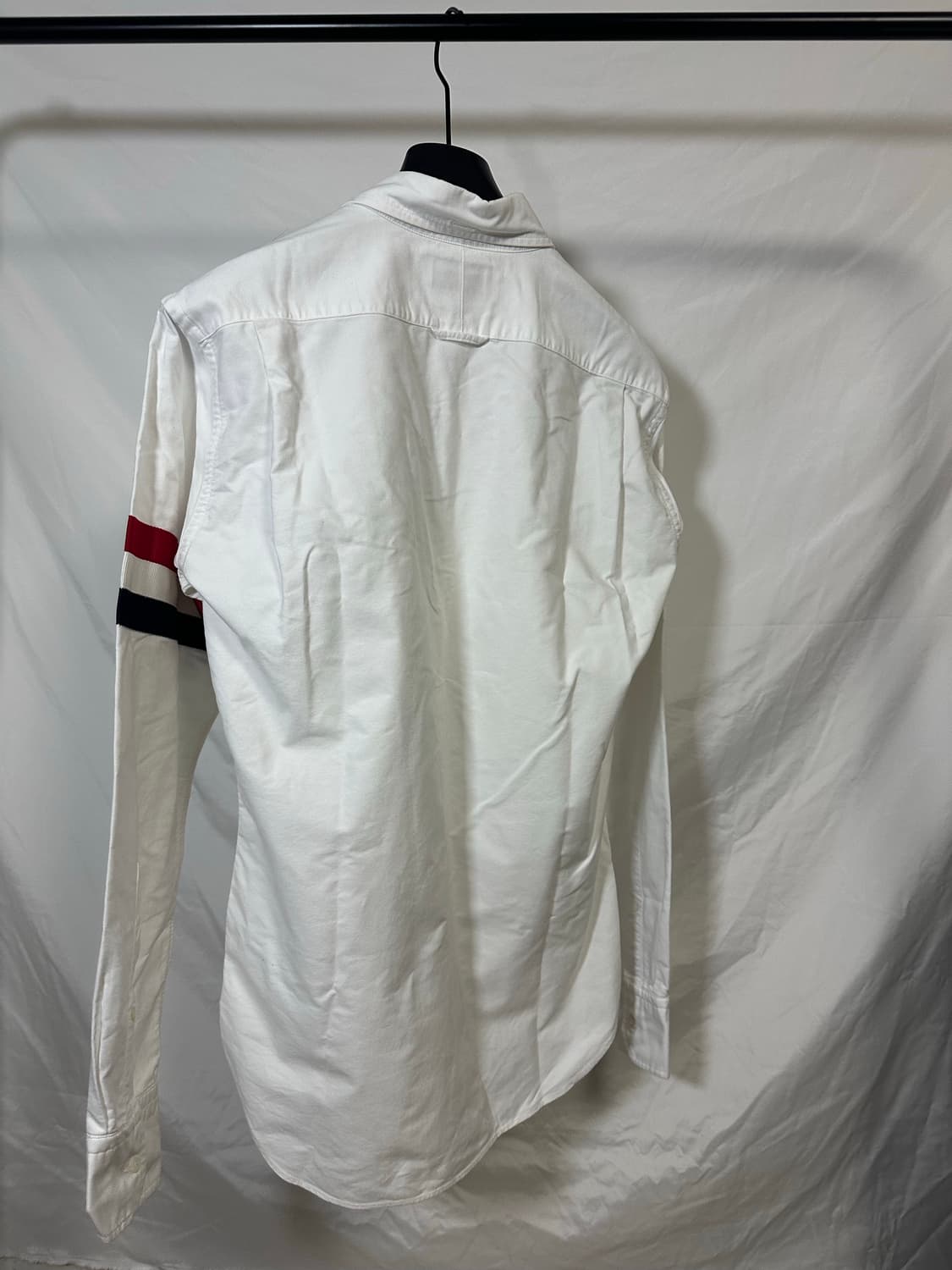 톰브라운 3선 완장 셔츠 화이트 (3) 상품이미지2