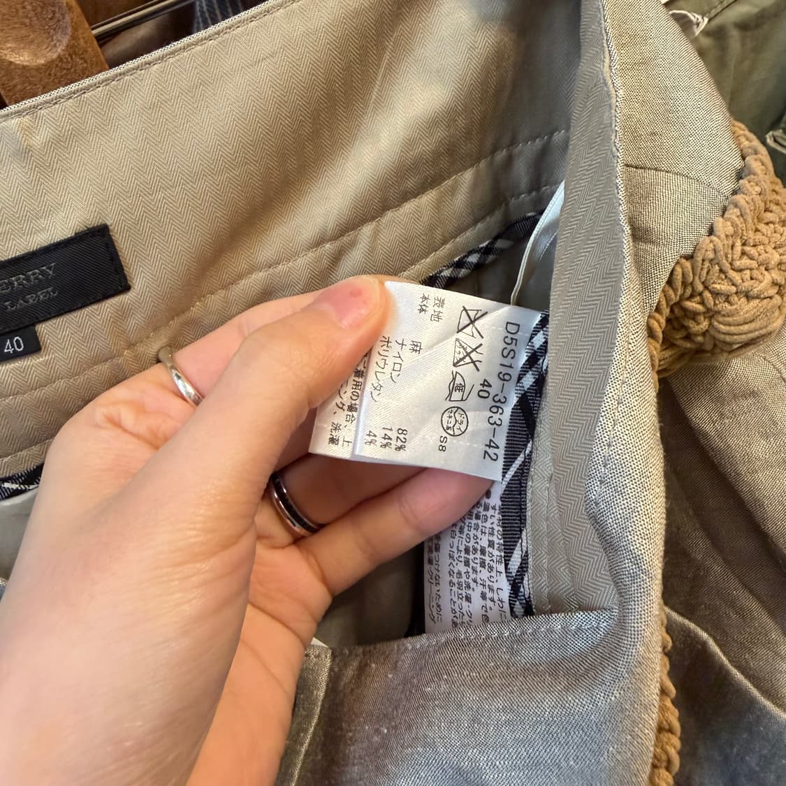 버버리 블랙 라벨 반바지 브레이드 트리밍 버튼 포켓 핀턱 디테일 베이지 상품이미지9