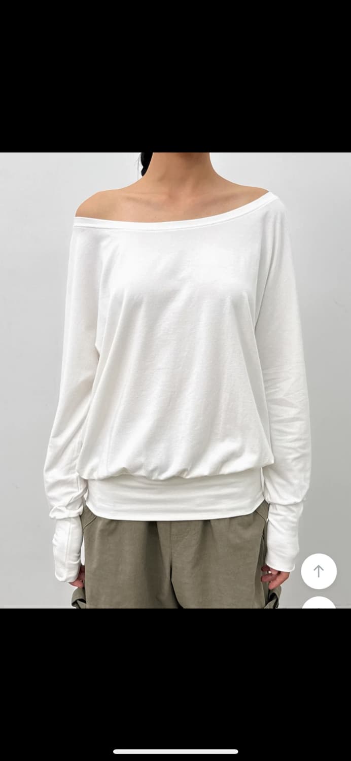 블랙업 오프숄더 긴팔티 화이트 상품이미지1