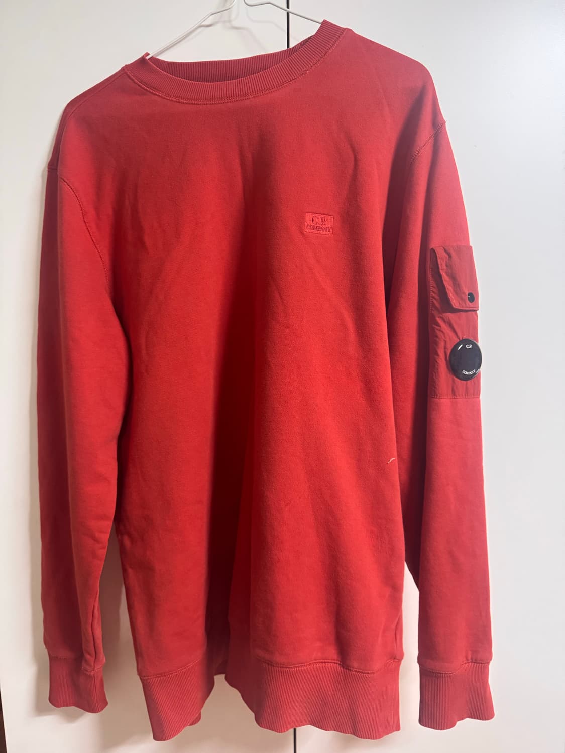 C.P. Company 렌즈 맨투맨 레드 상품이미지1