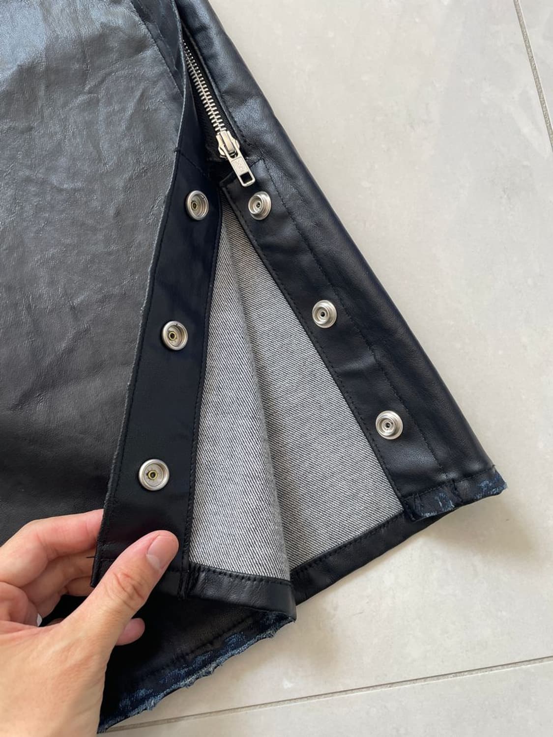 COATING DENIM 가죽 코팅 데님 채프스 팬츠 상품이미지4