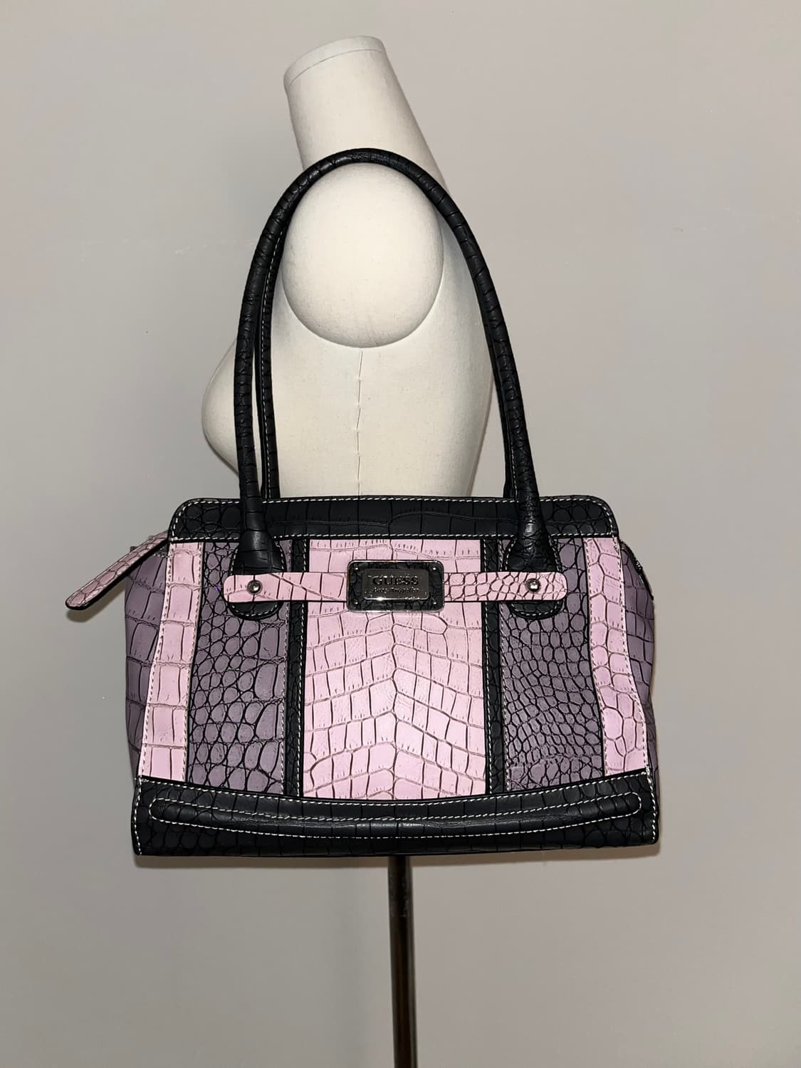 Guess Pink Shoulder bag 상품이미지1
