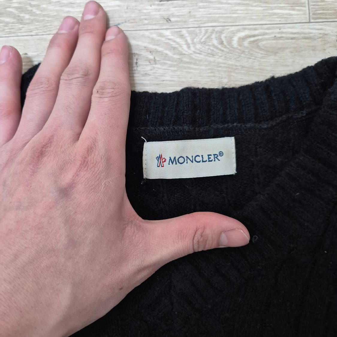 몽클레어 여성 시그니처 와펜 꽈배기 니트 원피스 (1) 상품이미지5