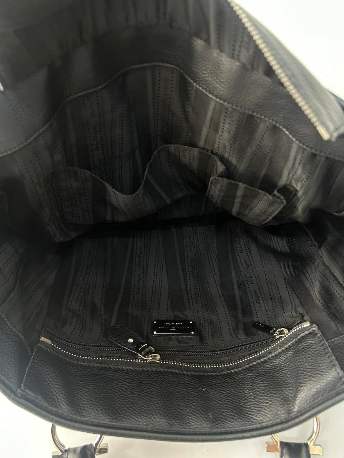 살바토레 페라가모 은장 간치니 가죽 빅 쇼퍼백 미니멀 토트 상품이미지6