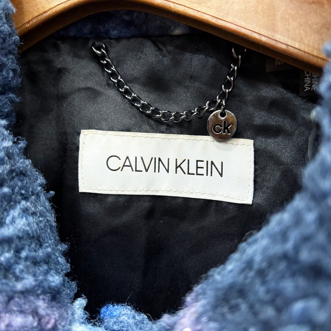 캘빈클라인 라운드 숏카라넥 페이크퍼 자켓 타탄 체크 패턴 디테일 블루 상품이미지7