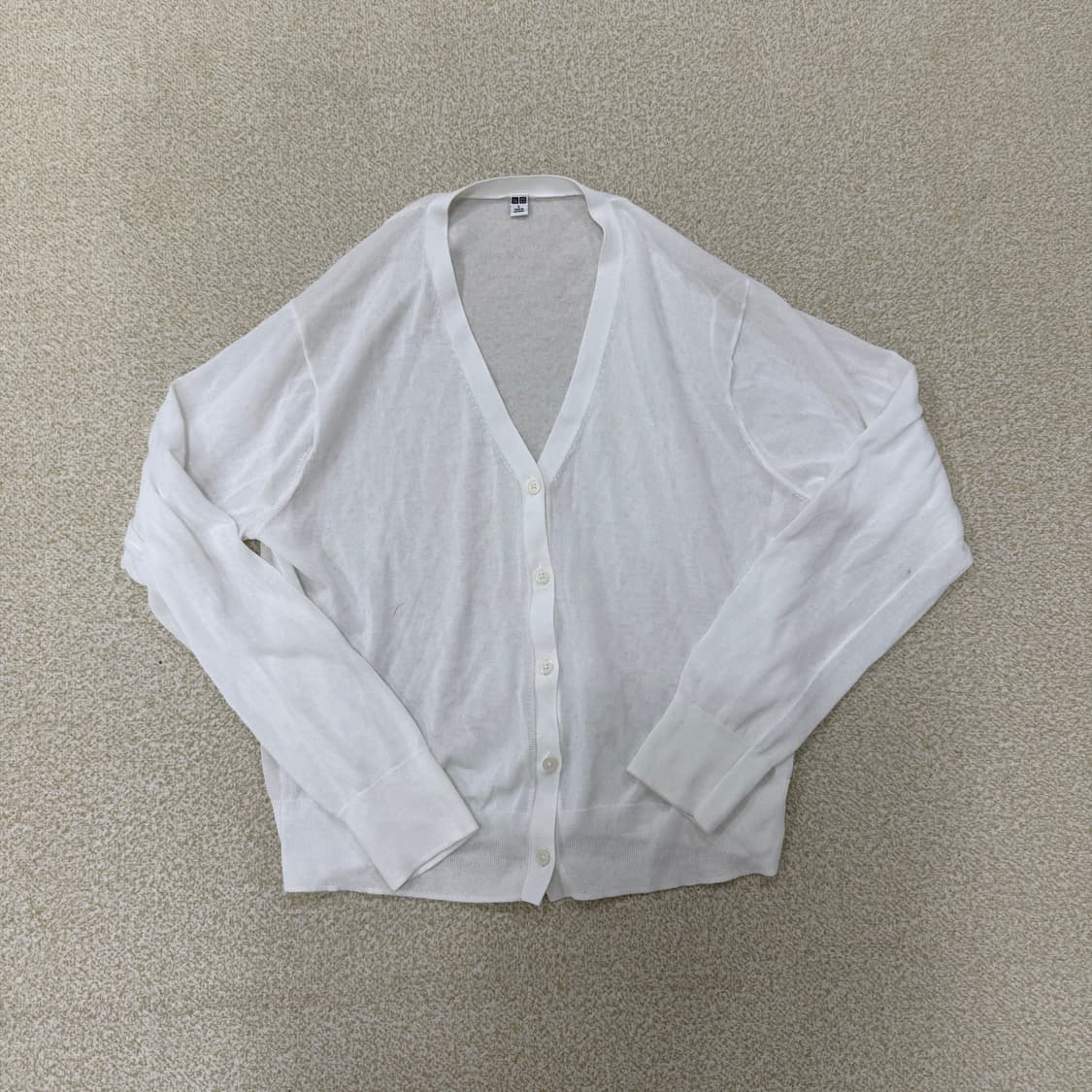 L 유니클로 화이트 컬러 브이넥 가디건 0210T 상품이미지1
