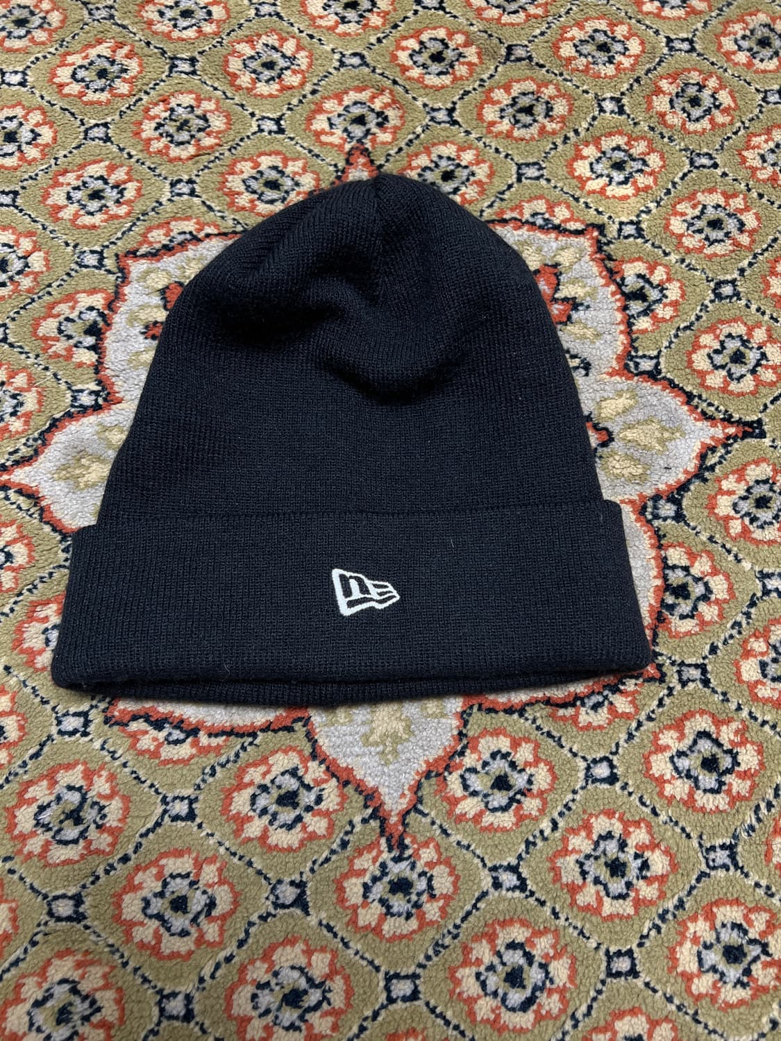 뉴에라 로고 비니 블랙 OS 상품이미지1