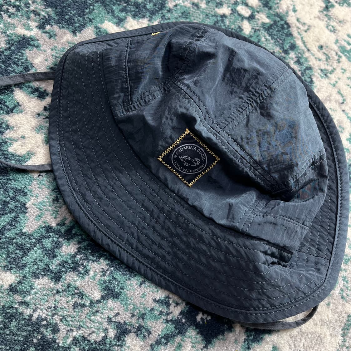 만다리나덕 메탈 로고 트레블 버킷햇 상품이미지2