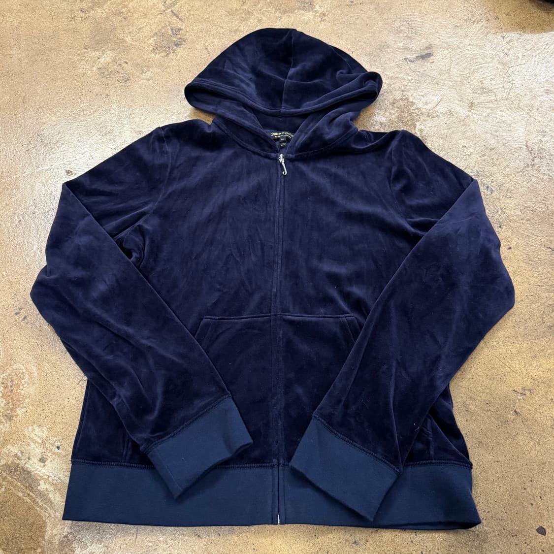 쥬시꾸뛰르 블랙 벨벳 큐빅 백로고 후드집업 상품이미지2