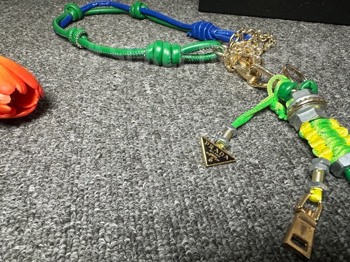 프라다 로봇 백참 그린 상품이미지2