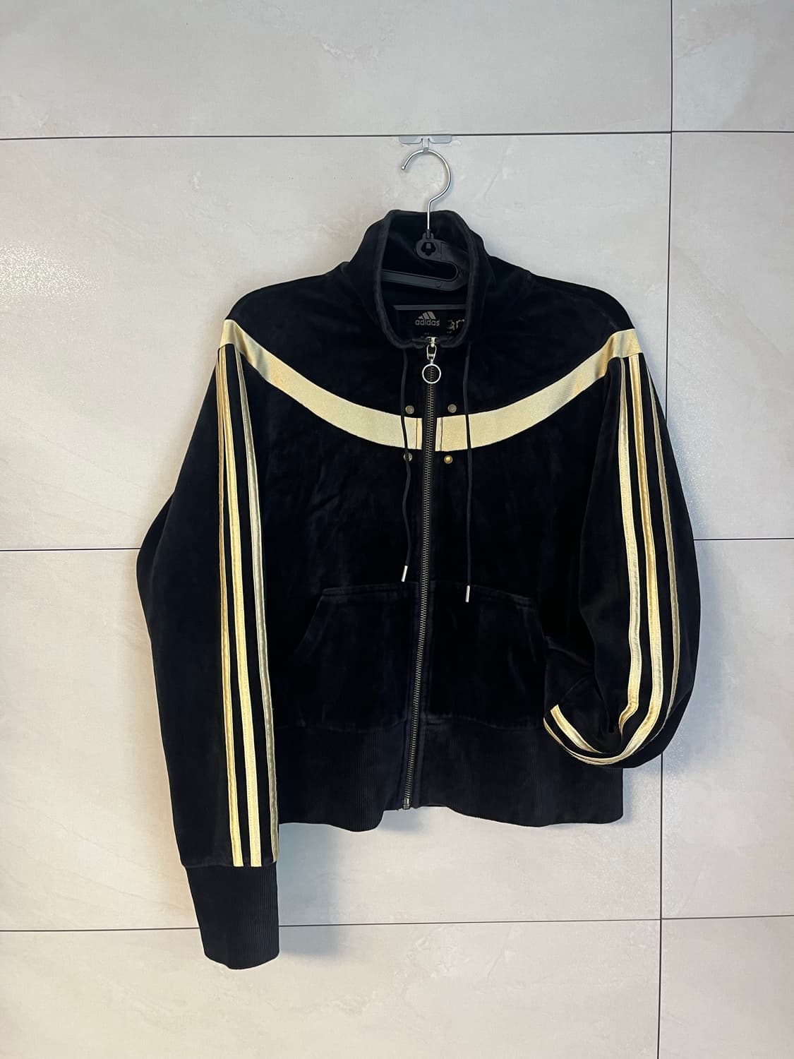 아디다스 벨벳 트랙탑 져지 블랙/골드 (90 size)  상품이미지1