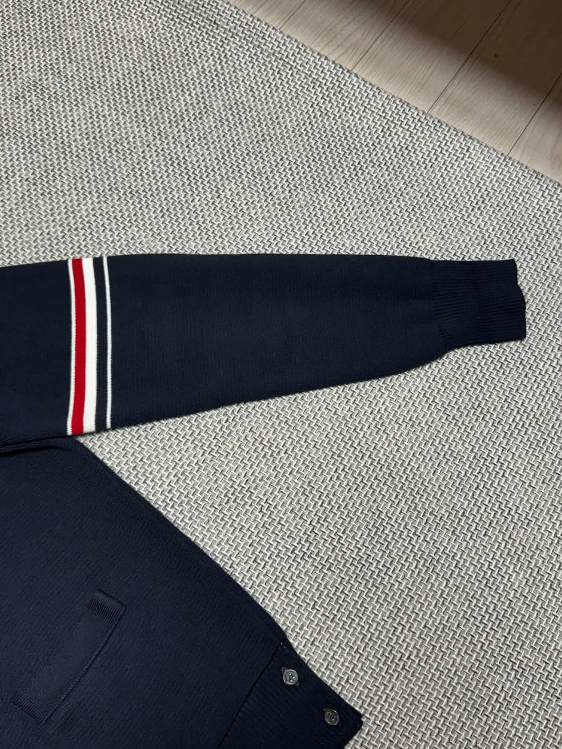 톰브라운 암밴드 밀라노스티치 가디건 상품이미지3