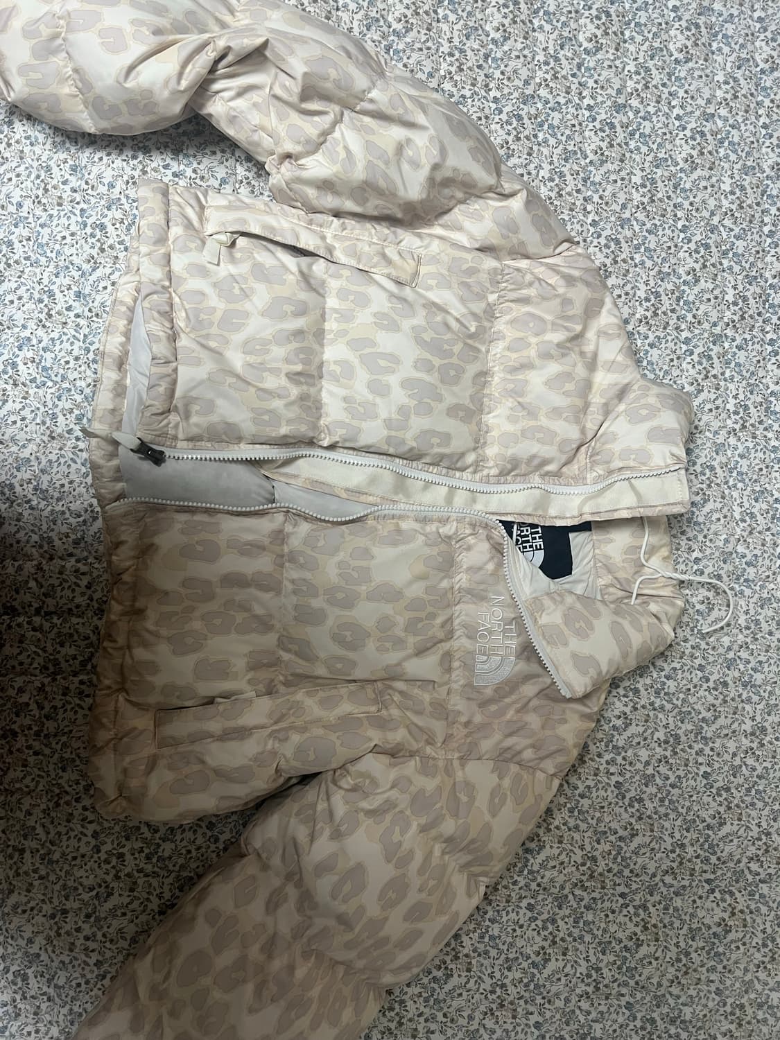 노스페이스 눕시 숏패딩 실버 그레이 레오파드 m사이즈 상품이미지2