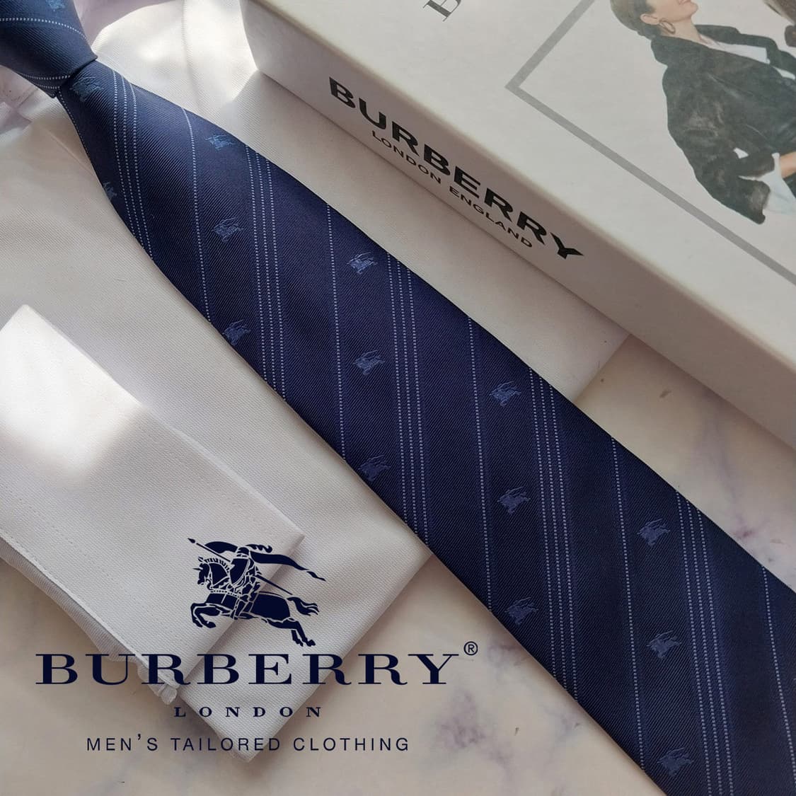버버리 네이비 기마사 패턴 슬림 넥타이 8cm A+등급 K2553
 상품이미지1
