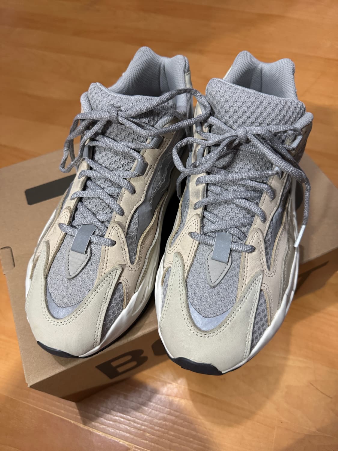 이지부스트700 v2 크림 290 상품이미지1