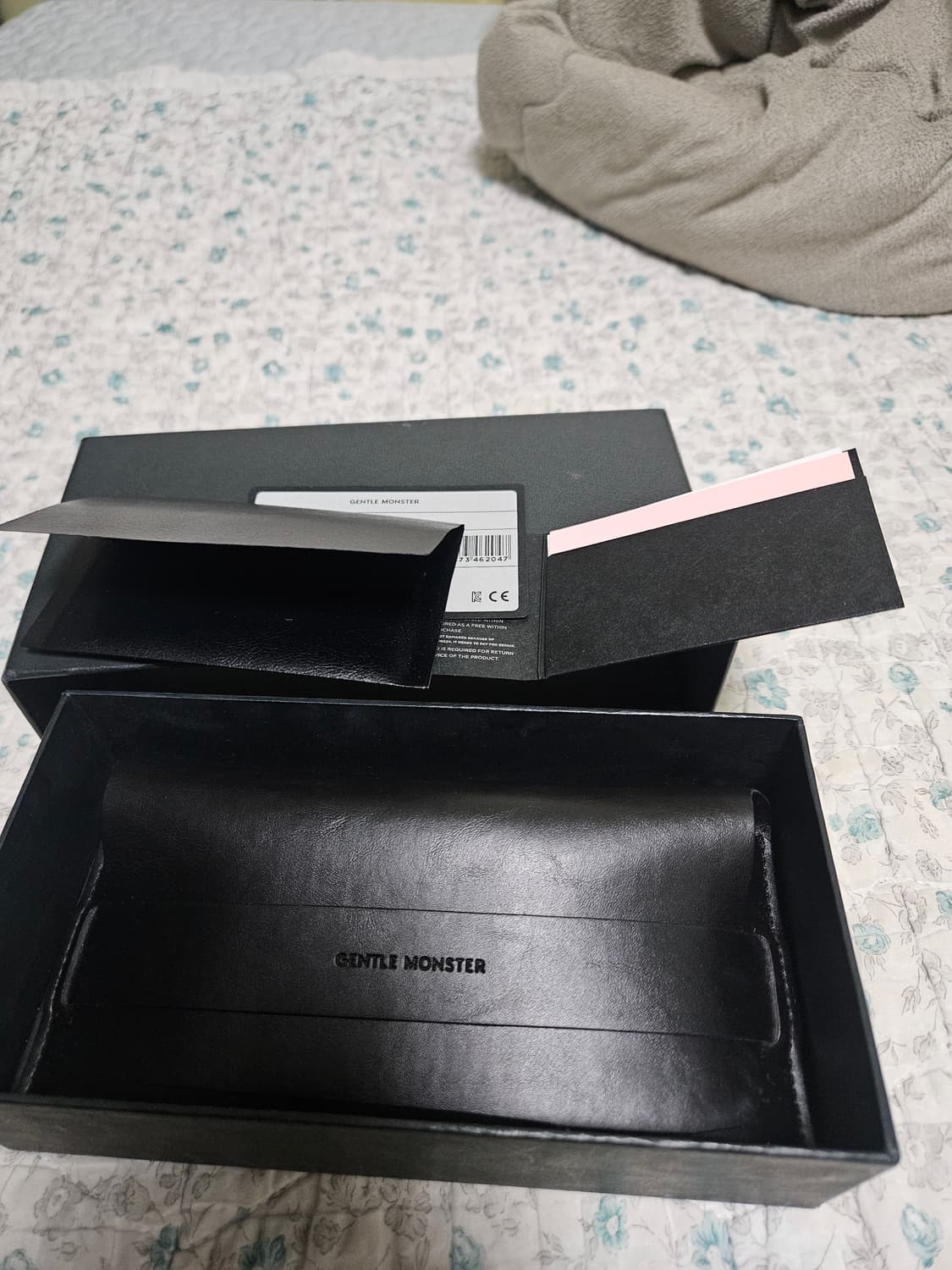 젠틀몬스터 Moon Cut 블랙/골드 선글라스 상품이미지2