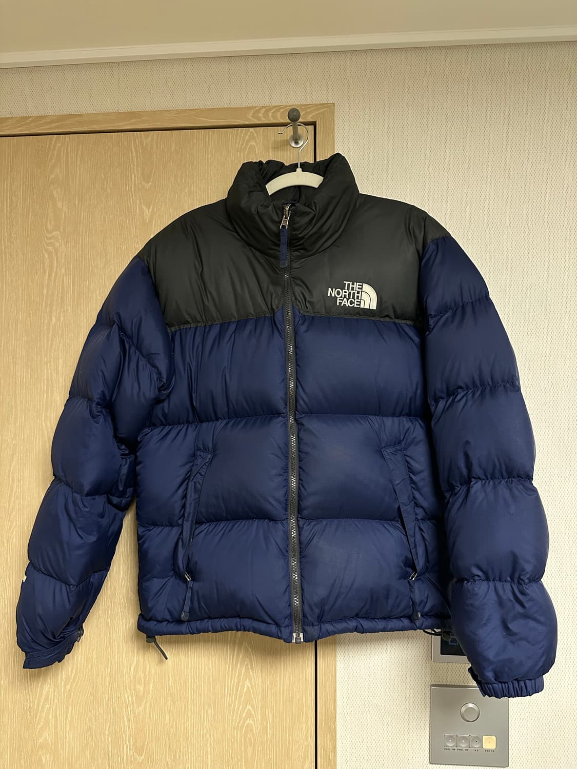 [해외발매] 노스페이스 눕시 700 무광 네이비 패딩 상품이미지1