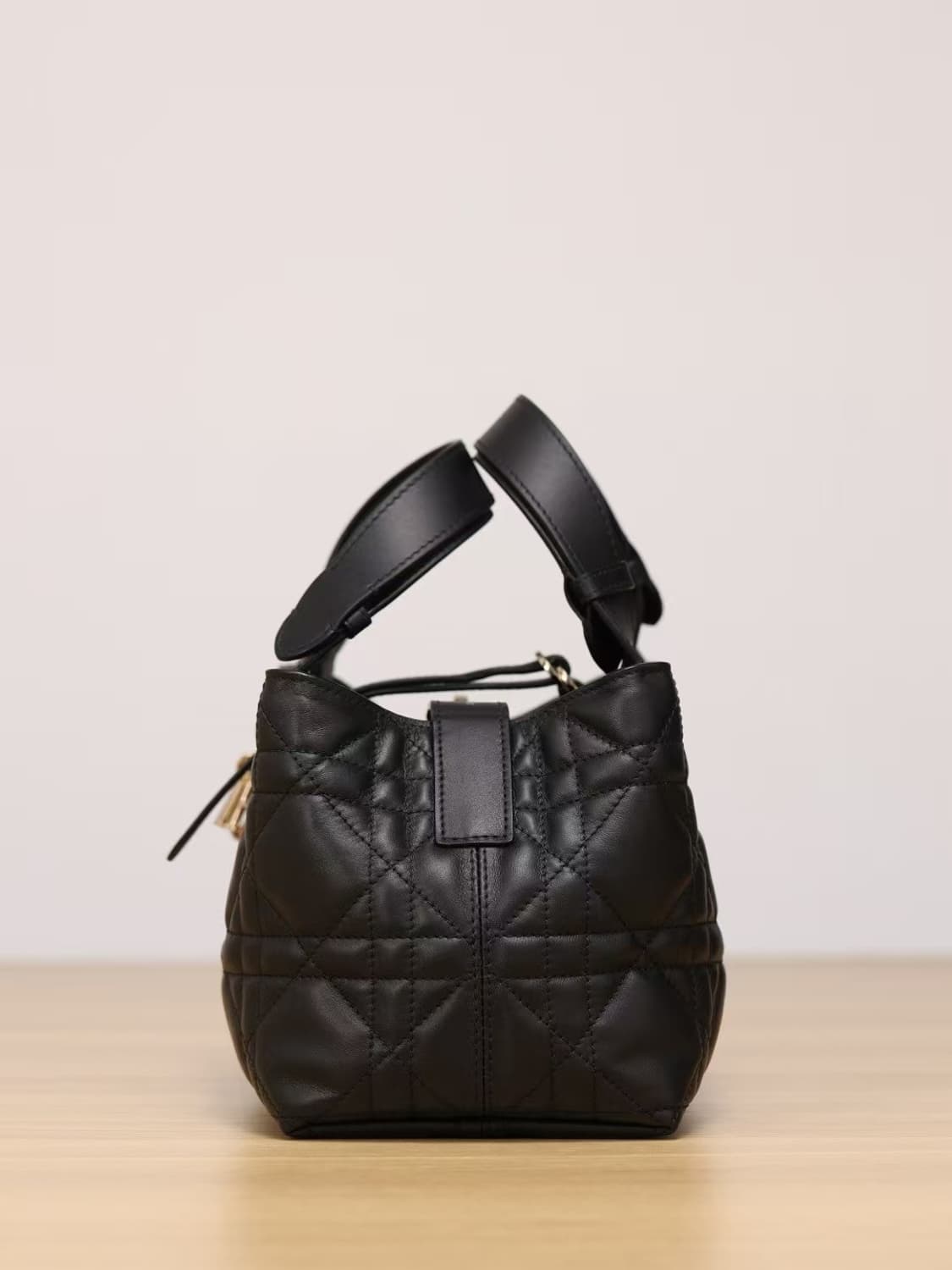 디올 스몰 뚜주흐 백 매크로까나쥬 카프스킨 블랙 상품이미지5