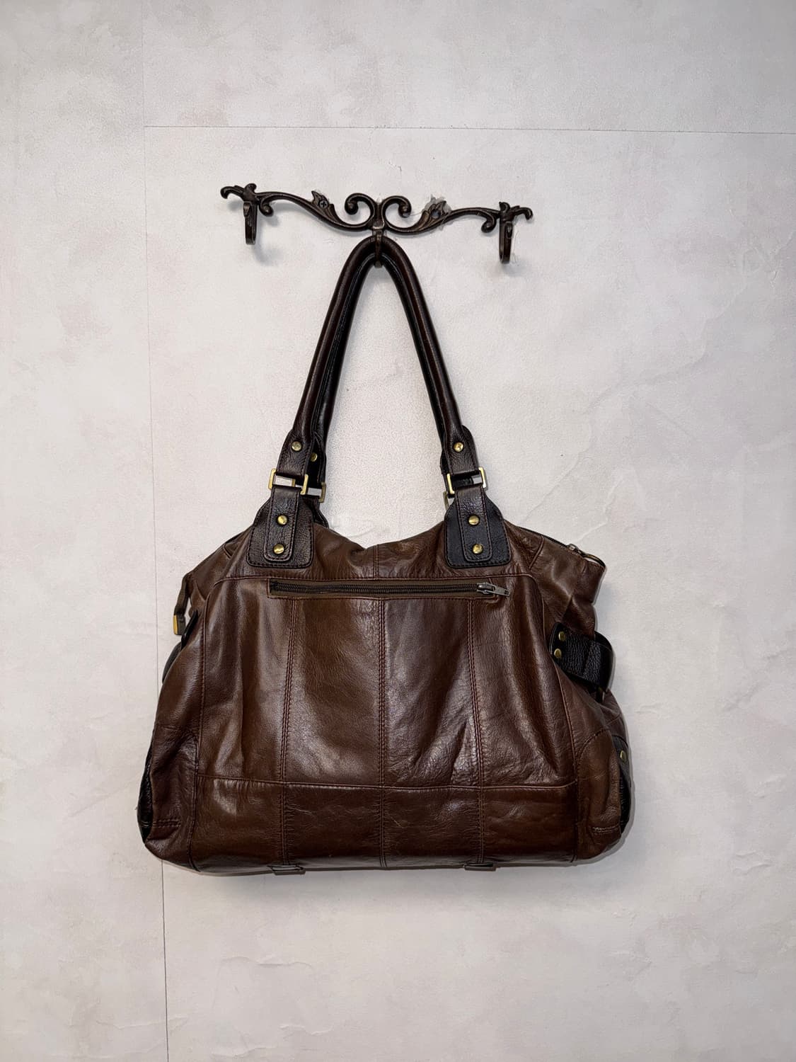 Brown stud buckled leather shoulder bag 상품이미지4