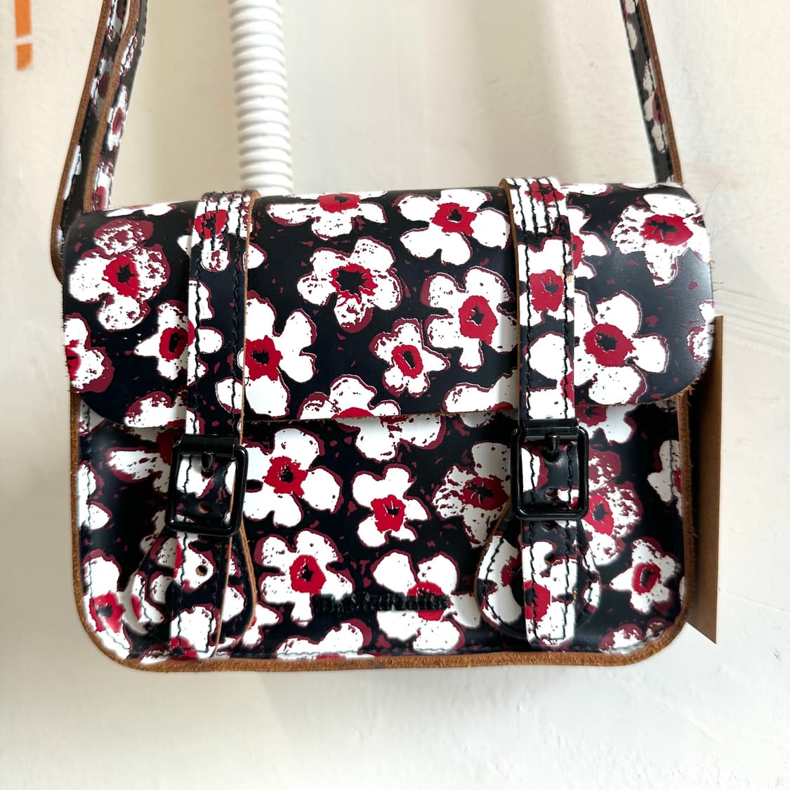 닥터마틴 플라워 프린팅 레더 사첼백 상품이미지1