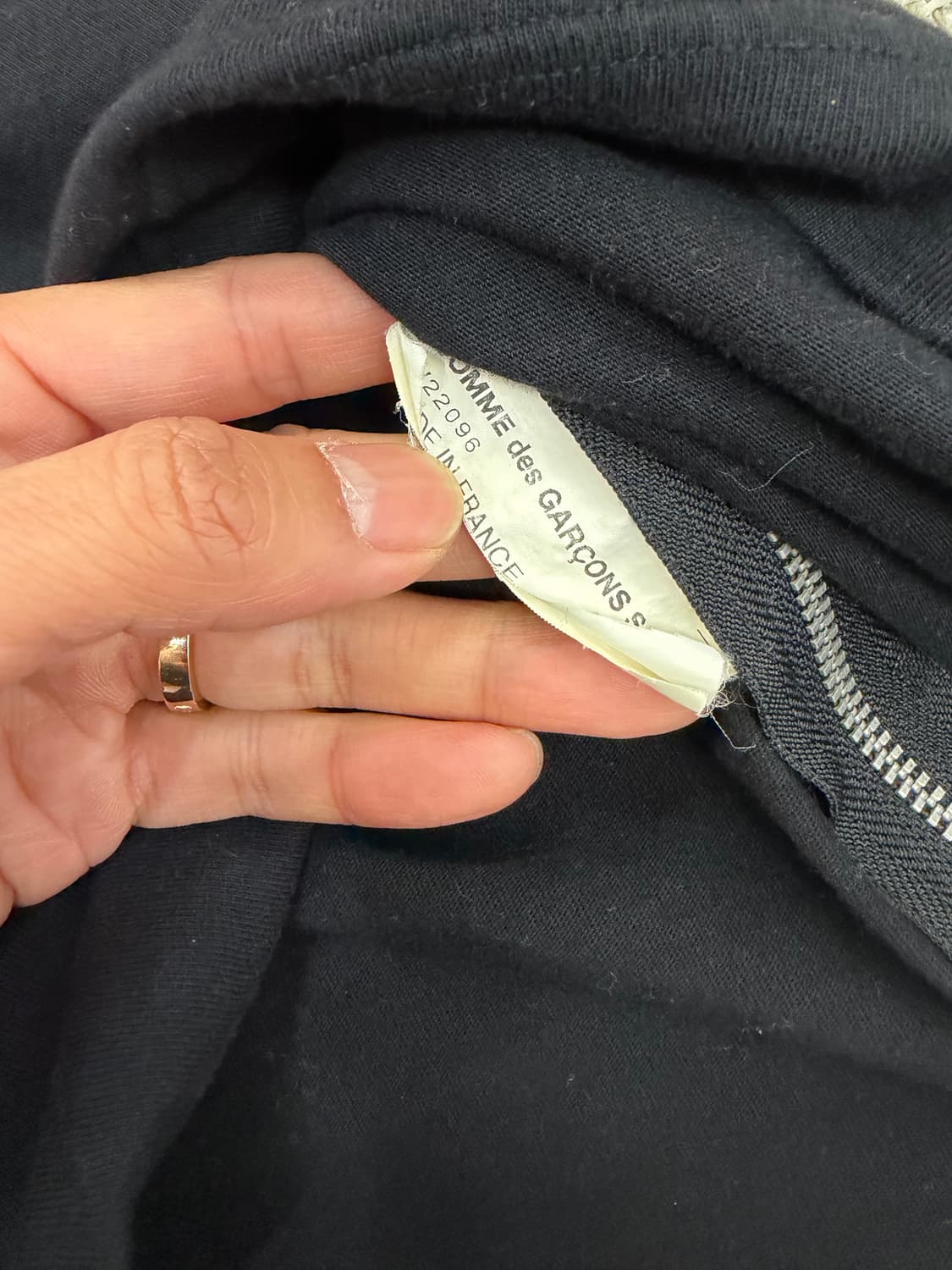 정품) 꼼데가르송 블랙 밑단 언발 긴팔 티셔츠 M  상품이미지7