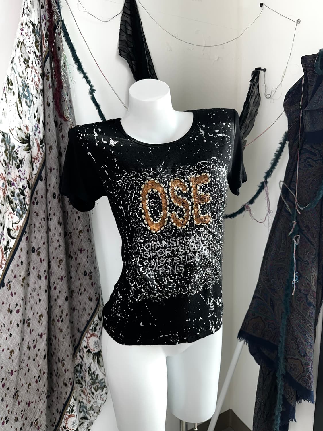 Y2k 블랙 스파클 프린팅 티 상품이미지1