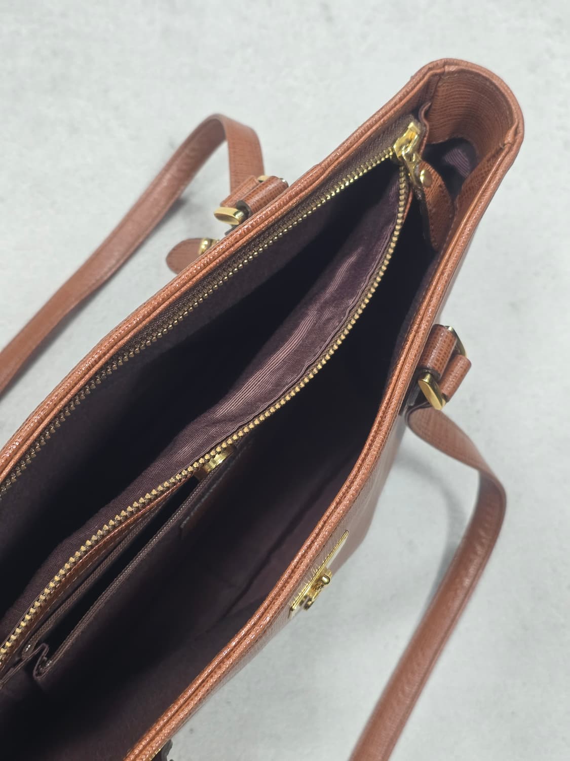 꾸레쥬 금속장식 브라운 레더 숄더백 상품이미지6