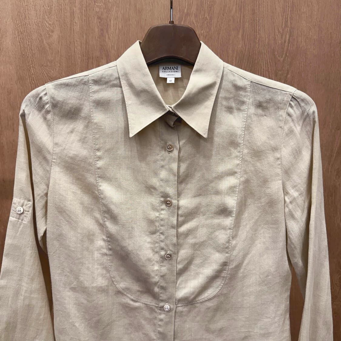 아르마니 익스체인지 라운드 패널 버튼업 셔츠 절개 라인 디테일 베이지 상품이미지4